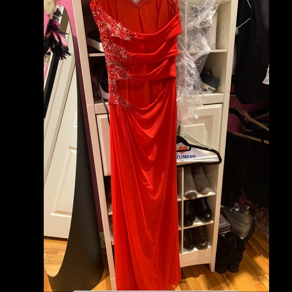 Lady in red ❤️ - Picture 5 of 7